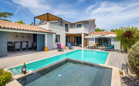 Irena: Ladrillo, Inmuebles, Jardín, Suburbio, Entrada De Coches, Paisajismo, Yarda, Hacienda, Casa De Campo, Patio Interior