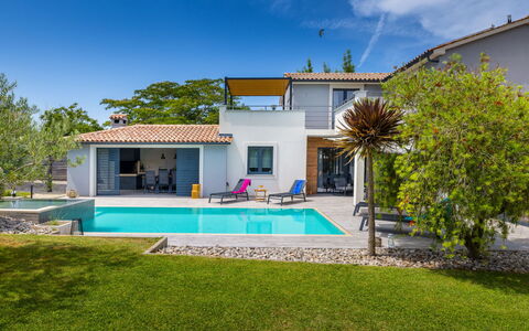 Irena: Ladrillo, Inmuebles, Jardín, Suburbio, Entrada De Coches, Paisajismo, Yarda, Hacienda, Casa De Campo, Patio Interior