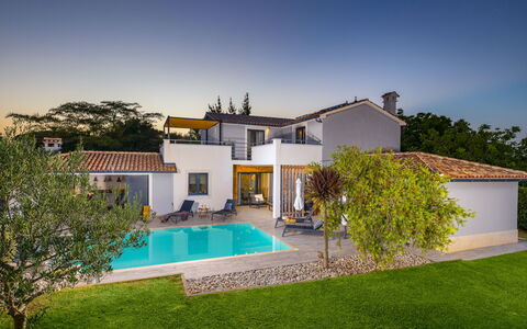 Irena: Ladrillo, Inmuebles, Jardín, Suburbio, Entrada De Coches, Paisajismo, Yarda, Hacienda, Casa De Campo, Patio Interior