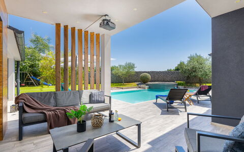 Irena: Ladrillo, Inmuebles, Jardín, Suburbio, Entrada De Coches, Paisajismo, Yarda, Hacienda, Casa De Campo, Patio Interior