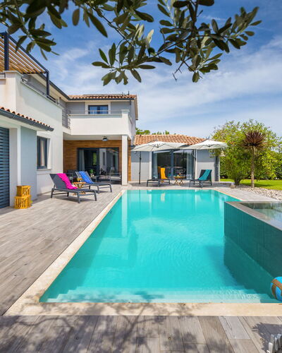 Irena: Ladrillo, Inmuebles, Jardín, Suburbio, Entrada De Coches, Paisajismo, Yarda, Hacienda, Casa De Campo, Patio Interior