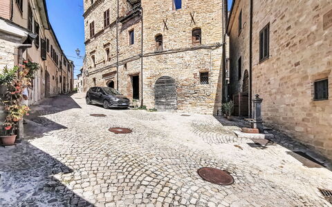 Dimora Castello: Ladrillo, Inmuebles, Jardín, Suburbio, Entrada De Coches, Paisajismo, Yarda, Hacienda, Casa De Campo, Patio Interior