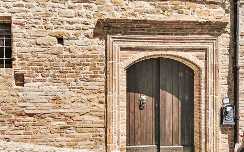 Dimora Castello: Ladrillo, Inmuebles, Jardín, Suburbio, Entrada De Coches, Paisajismo, Yarda, Hacienda, Casa De Campo, Patio Interior