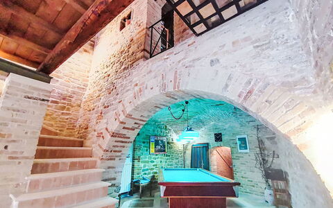 Dimora Castello: Ladrillo, Inmuebles, Jardín, Suburbio, Entrada De Coches, Paisajismo, Yarda, Hacienda, Casa De Campo, Patio Interior