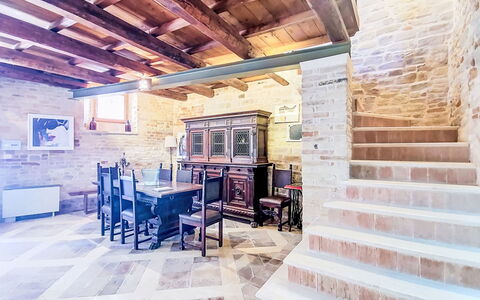 Dimora Castello: Ladrillo, Inmuebles, Jardín, Suburbio, Entrada De Coches, Paisajismo, Yarda, Hacienda, Casa De Campo, Patio Interior