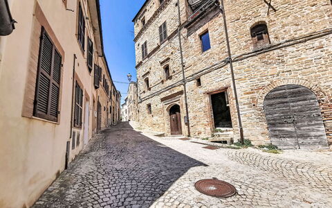 Dimora Castello: Ladrillo, Inmuebles, Jardín, Suburbio, Entrada De Coches, Paisajismo, Yarda, Hacienda, Casa De Campo, Patio Interior