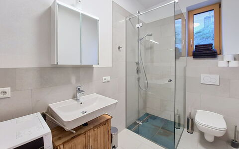 Oberladstätter: Piso, Diseño De Interiores, Arreglo De Tubería, Suelo, Baño, Madera, Lavabo, Techo, Grifo, Lavabo Del Baño