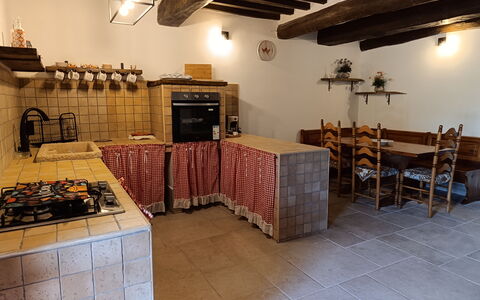 Casale Vepres: Piso, Pared, Madera, Suelo, Mueble, Diseño De Interiores, Cocina, Techo, Mostrador, Habitación