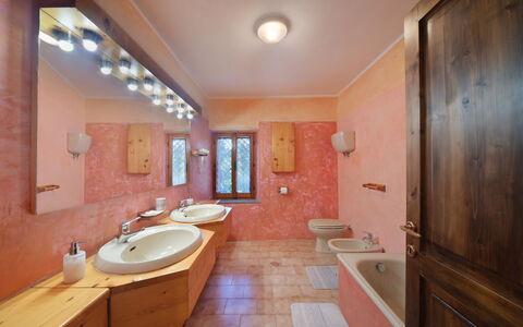Casale Vepres: Diseño De Interiores, Piso, Pared, Lavabo Del Baño, Suelo, Arreglo De Tubería, Techo, Lavabo, Habitación, Baño