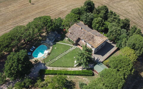 Casale Vepres: Árbol, Piscina, Barrio Residencial, Inmuebles, Casa, Casa, El Terreno Del Lote, Recurso, Casa De Campo, Césped