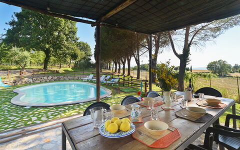 Casale Vepres: Hierba, Sombra, Césped, Patio Interior, Mueble Para Exteriores, Jardín, Yarda, Parque, Recurso, Silla