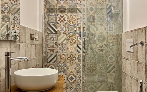 Casale Vepres: Piso, Baño, Arreglo De Tubería, Diseño De Interiores, Asiento Del Baño, Suelo, Baño, Loseta, Lavabo Del Baño, Lavabo