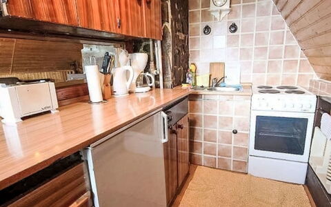 Svahová 1: Madera, Cocina, Mostrador, Electrodoméstico, Mueble, Piso, Aparato De Cocina, Estufa De Cocina, Gabinetes, Suelo