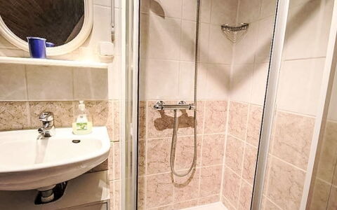 Svahová 1: Baño, Arreglo De Tubería, Lavabo Del Baño, Suelo, Piso, Diseño De Interiores, Baño, Lavabo, Asiento Del Baño, Habitación