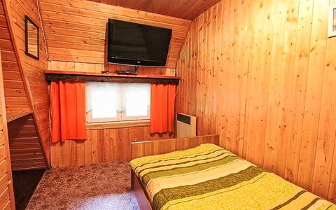 Svahová 1: Madera, Suelo, Piso, Habitación, Cama, Manchas De Madera, Diseño De Interiores, Habitación, Techo, Casa