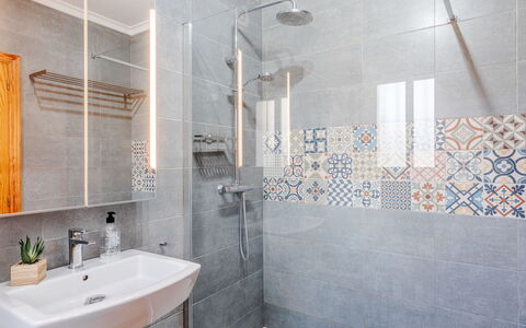 Vista Xalo: Piso, Arreglo De Tubería, Suelo, Diseño De Interiores, Loseta, Baño, Grifo, Plomería, Techo, Lavabo