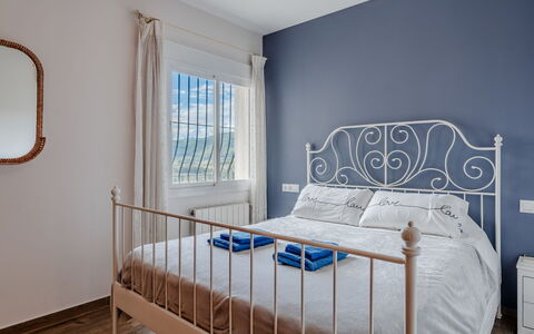 Vista Xalo: Cama, Habitación, Mueble, Diseño De Interiores, Lecho, Piso, Suelo, Sábana, Linos, Habitación
