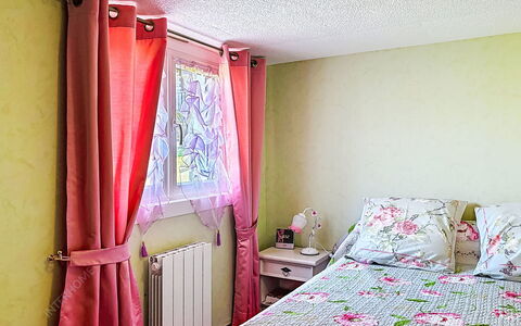 La Cabrette: Mueble, Diseño De Interiores, Pared, Habitación, Madera, Suelo, Cortina, Textil, Rosado, Habitación