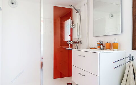 La Cabrette: Arreglo De Tubería, Piso, Diseño De Interiores, Suelo, Baño, Mueble De Baño, Plomería, Gabinetes, Puerta, Lavabo Del Baño