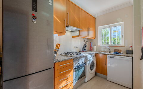 Encosta São José Escape: Aparato De Cocina, Cocina, Electrodoméstico, Mostrador, Gabinetes, Piso, Refrigerador, Electrodoméstico, Madera, Estufa De Cocina