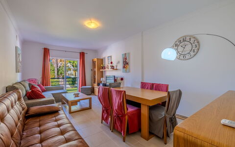Encosta São José Escape: Mueble, Piso, Diseño De Interiores, Suelo, Habitación, Sala, Departamento, Sofá, Silla, Techo