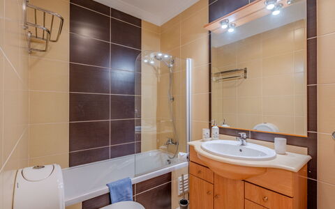 Encosta São José Escape: Baño, Lavabo Del Baño, Arreglo De Tubería, Lavabo, Diseño De Interiores, Piso, Suelo, Grifo, Mueble De Baño, Espejo