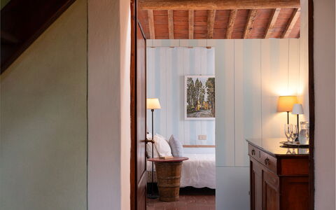 Villa Poggio Bellavista 8: Pared, Diseño De Interiores, Mueble, Madera, Cama, Habitación, Piso, Suelo, Encendiendo, Techo