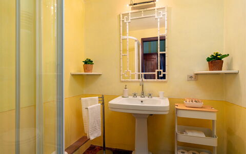 Villa Poggio Bellavista 8: Lavabo Del Baño, Pared, Arreglo De Tubería, Diseño De Interiores, Baño, Lavabo, Grifo, Plomería, Encendiendo, Espejo