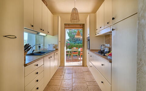 Villa Ananda 8: Mostrador, Cocina, Gabinetes, Aparato De Cocina, Piso, Diseño De Interiores, Mueble, Madera, Electrodoméstico, Suelo