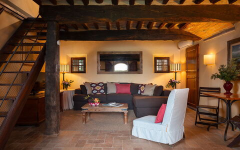 Villa del Poggio D'Oro 8: Mueble, Diseño De Interiores, Pared, Piso, Madera, Sofá, Suelo, Techo, Sala, Habitación