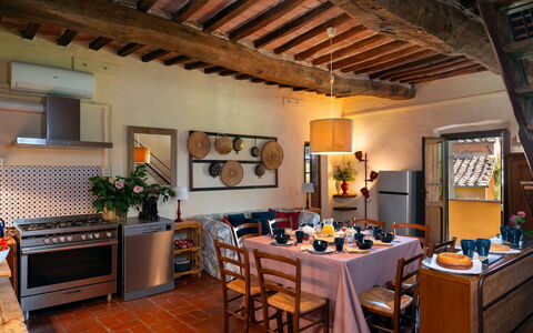 Villa del Poggio D'Oro 8: Mueble, Pared, Diseño De Interiores, Piso, Madera, Casa, Encendiendo, Cocina, Mesa, Silla
