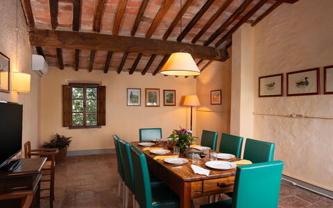 Villa del Poggio D'Oro 8: Mueble, Diseño De Interiores, Pared, Mesa, Piso, Madera, Techo, Silla, Comedor, Habitación