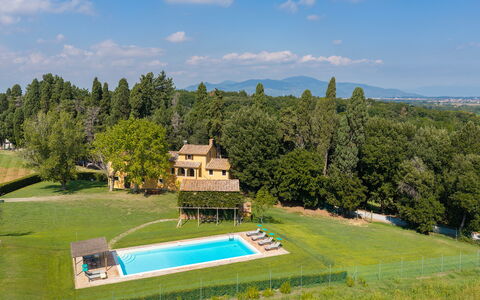 Villa del Poggio D'Oro 8: Piscina, Inmuebles, Barrio Residencial, Casa, Casa, Casa De Campo, Hacienda, Césped, Recurso, Villa