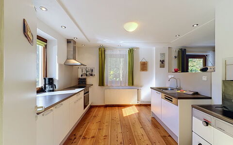Ferienhaus Huber: Diseño De Interiores, Piso, Cocina, Madera, Mostrador, Suelo, Techo, Lámpara, Mueble, Suelos De Madera