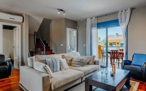 Puerta del Tenis: Mueble, Diseño De Interiores, Piso, Suelo, Sofá, Madera, Techo, Habitación, Departamento, Sala
