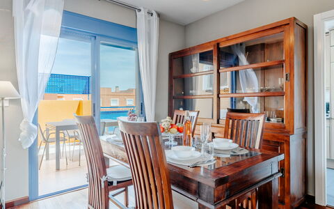Puerta del Tenis: Mueble, Diseño De Interiores, Piso, Suelo, Silla, Mesa, Madera, Comedor, Techo, Cocina Y Comedor Mesa