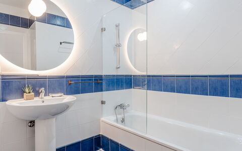 Puerta del Tenis: Azul, Baño, Arreglo De Tubería, Piso, Lavabo Del Baño, Diseño De Interiores, Lavabo, Suelo, Plomería, Loseta