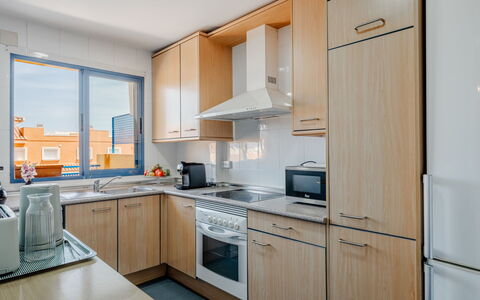 Puerta del Tenis: Cocina, Mostrador, Aparato De Cocina, Electrodoméstico, Gabinetes, Fregadero, Estufa De Cocina, Diseño De Interiores, Departamento, Estufa