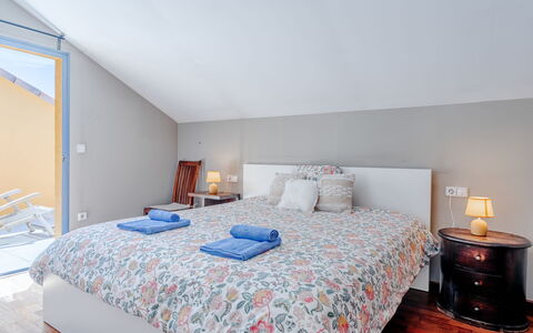 Puerta del Tenis: Cama, Diseño De Interiores, Mueble, Habitación, Lecho, Sábana, Techo, Suelo, Linos, Piso