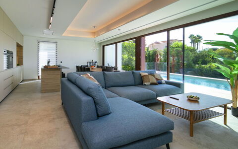 Abnorma: Mueble, Sofá, Diseño De Interiores, Sala, Piso, Suelo, Departamento, Mesa, Techo
