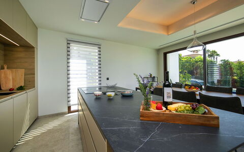 Abnorma: Diseño De Interiores, Piso, Mueble, Mostrador, Suelo, Cocina, Cocina Y Comedor Mesa, Gabinetes, Techo, Vaso