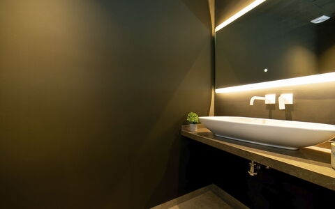 Abnorma: Diseño De Interiores, Encendiendo, Piso, Arreglo De Tubería, Baño, Plomería, Techo, Lavabo Del Baño, Lámpara, Grifo