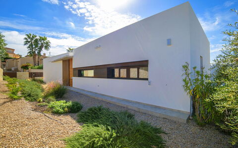Abnorma: Arquitectura, Casa, Material Compuesto, Inmuebles, Paisajismo, Hormigón, Sombra, Jardín, Entrada De Coches