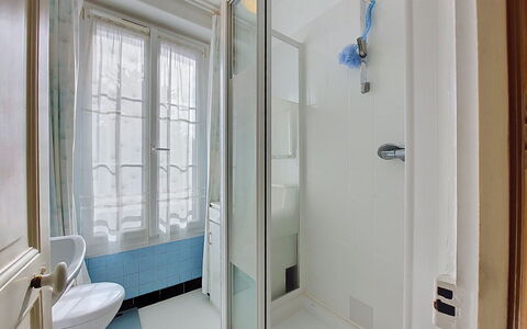 Saint Alexandre: Baño, Arreglo De Tubería, Suelo, Piso, Diseño De Interiores, Plomería, Puerta, Habitación, Departamento, Espejo