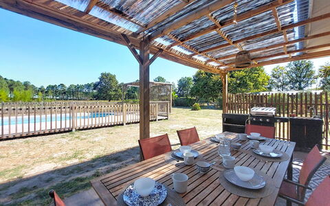 Tartoure: Madera, Sombra, Porche, Cubierta, Cabaña, Manchas De Madera, Madera Dura, Cerca, Estructura Al Aire Libre, Eco Hotel