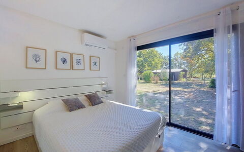 Tartoure: Cama, Habitación, Diseño De Interiores, Mueble, Piso, Lecho, Suelo, Sábana, Techo, Casa