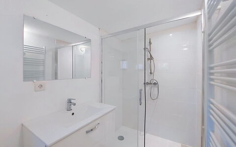 Tartoure: Baño, Arreglo De Tubería, Diseño De Interiores, Piso, Suelo, Plomería, Grifo, Lavabo Del Baño, Techo, Espejo