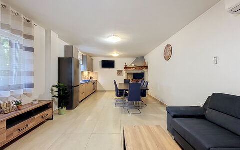 Martina: Mueble, Diseño De Interiores, Piso, Sofá, Suelo, Madera, Techo, Habitación, Sala, Suelos De Madera