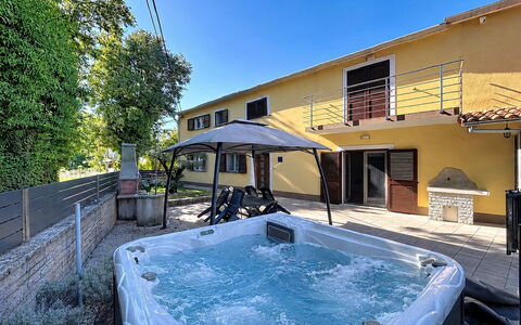 Martina: Piscina, Recurso, Mueble Para Exteriores, Sombra, Hotel, Eco Hotel, Paraguas, Silla, Ciudad De Vacaciones, Villa