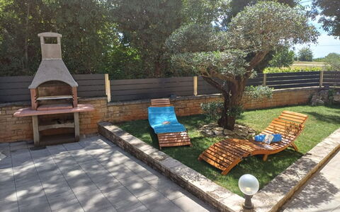 Martina: Mueble, Jardín, Mueble Para Exteriores, Sombra, Patio Interior, Losa, Césped, Paisajismo, Manchas De Madera, Yarda